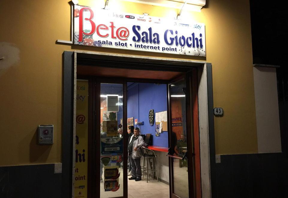 Rapinatore spara al gestore della sala giochi. "Colpo a salve, non so dire cosa ho provato" 
