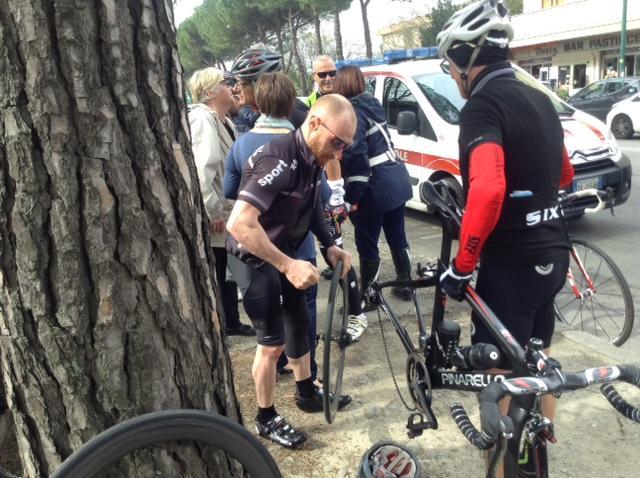 Jury Chechi e gli altri ciclisti, vittime di un incidente in viale Galilei (Foto Batvavia) 