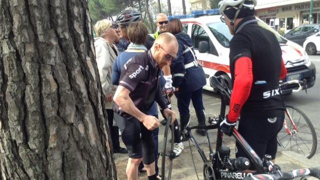 Jury Chechi e gli altri ciclisti, vittime di un incidente in viale Galilei (Foto Batvavia)