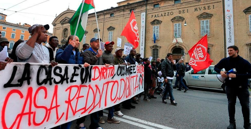 «Casa, redditi e dignità» In 300 sfilano a Modena col Guernica 