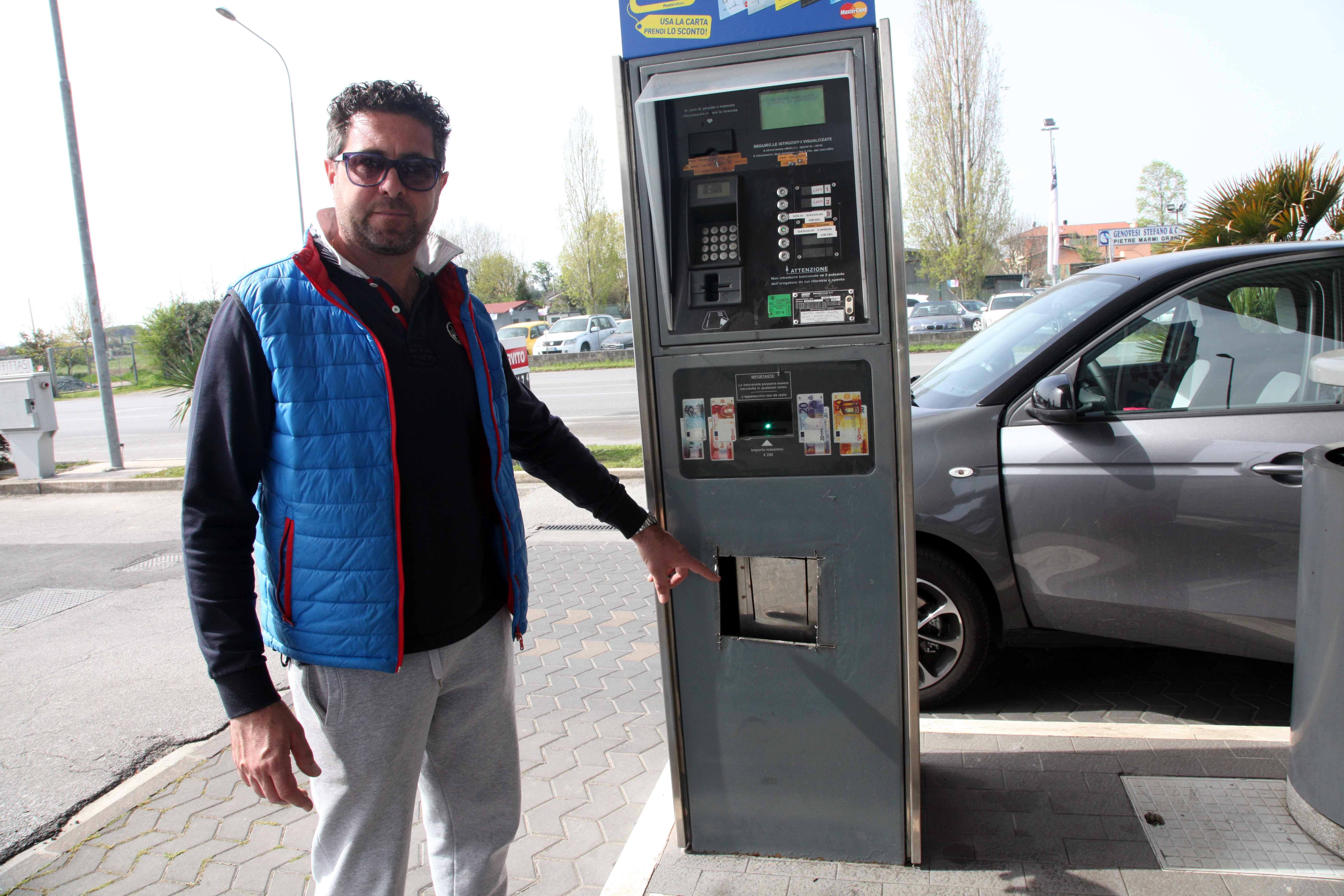 La macchinetta per il self service scassinata dai ladri 