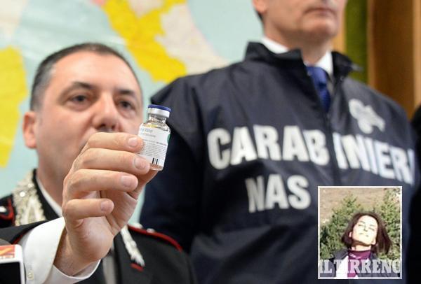 I carabinieri mostrano un flacone di eparina. Nel riquadro, l'infermiera accusata di 13 omicidi, Fausta Bonino