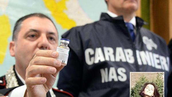 I carabinieri mostrano un flacone di eparina. Nel riquadro, l'infermiera accusata di 13 omicidi, Fausta Bonino