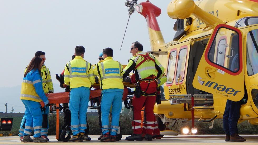 L'arrivo della sciatrice infortunata all'ospedale San Jacopo di Pistoia