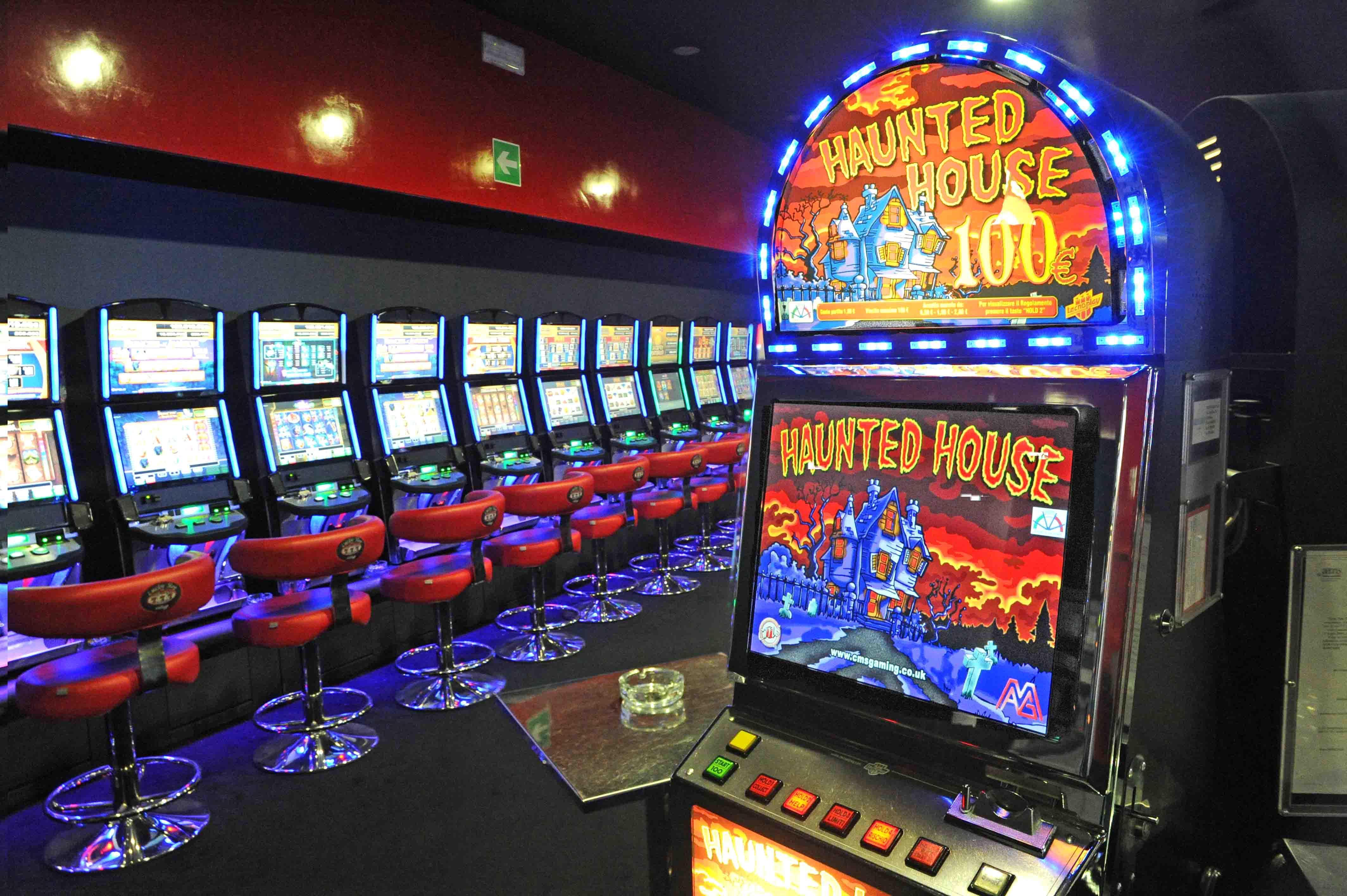 Una sala di slot machine