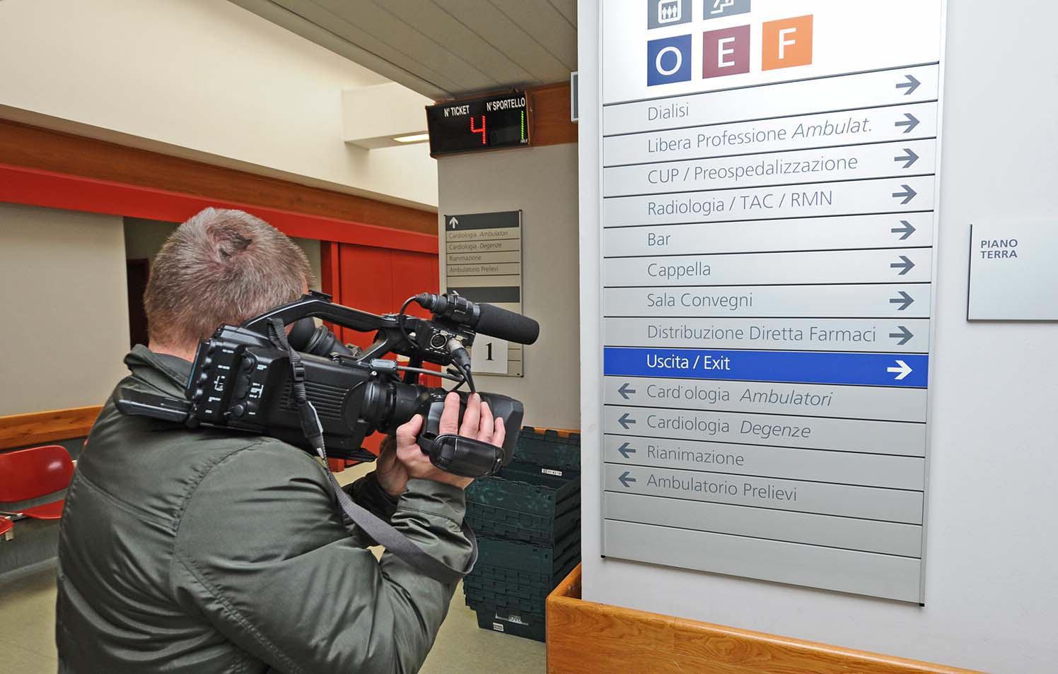 Un cameraman all’interno dell'ospedale Villamarina (foto Pabar)