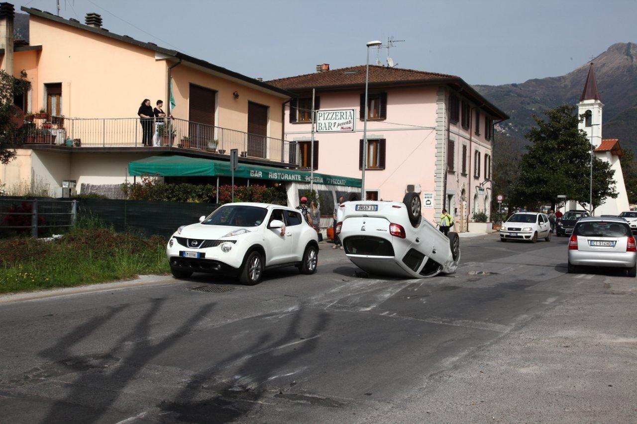 L'auto ribaltata davanti alla pizzeria "7 peccati"