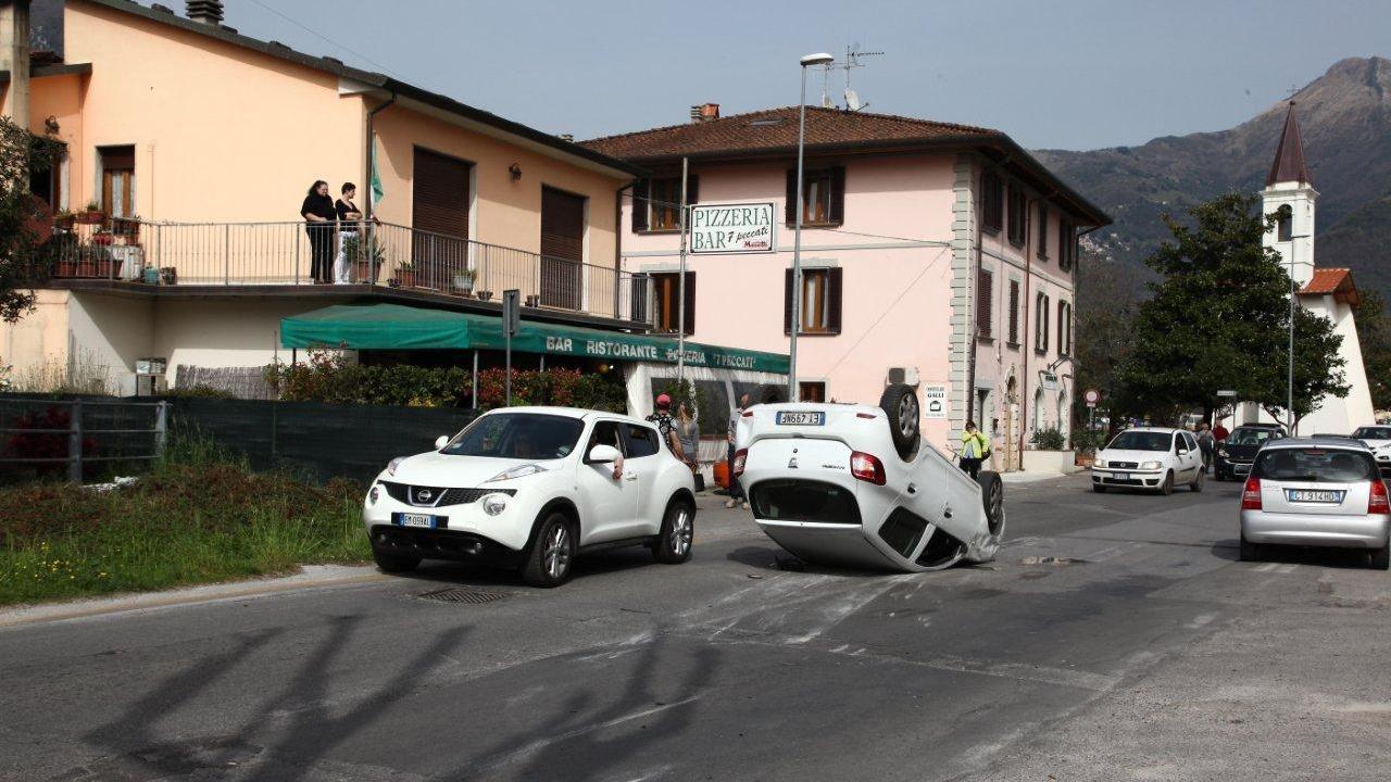 L'auto ribaltata davanti alla pizzeria "7 peccati"