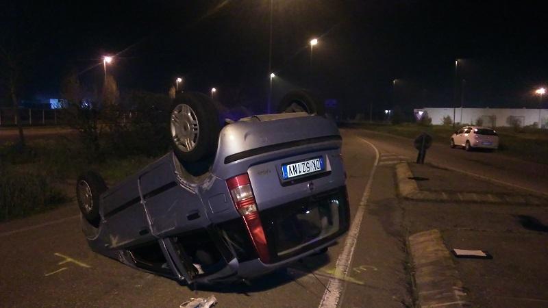 Si capovolge con l'auto mentre affronta una rotonda