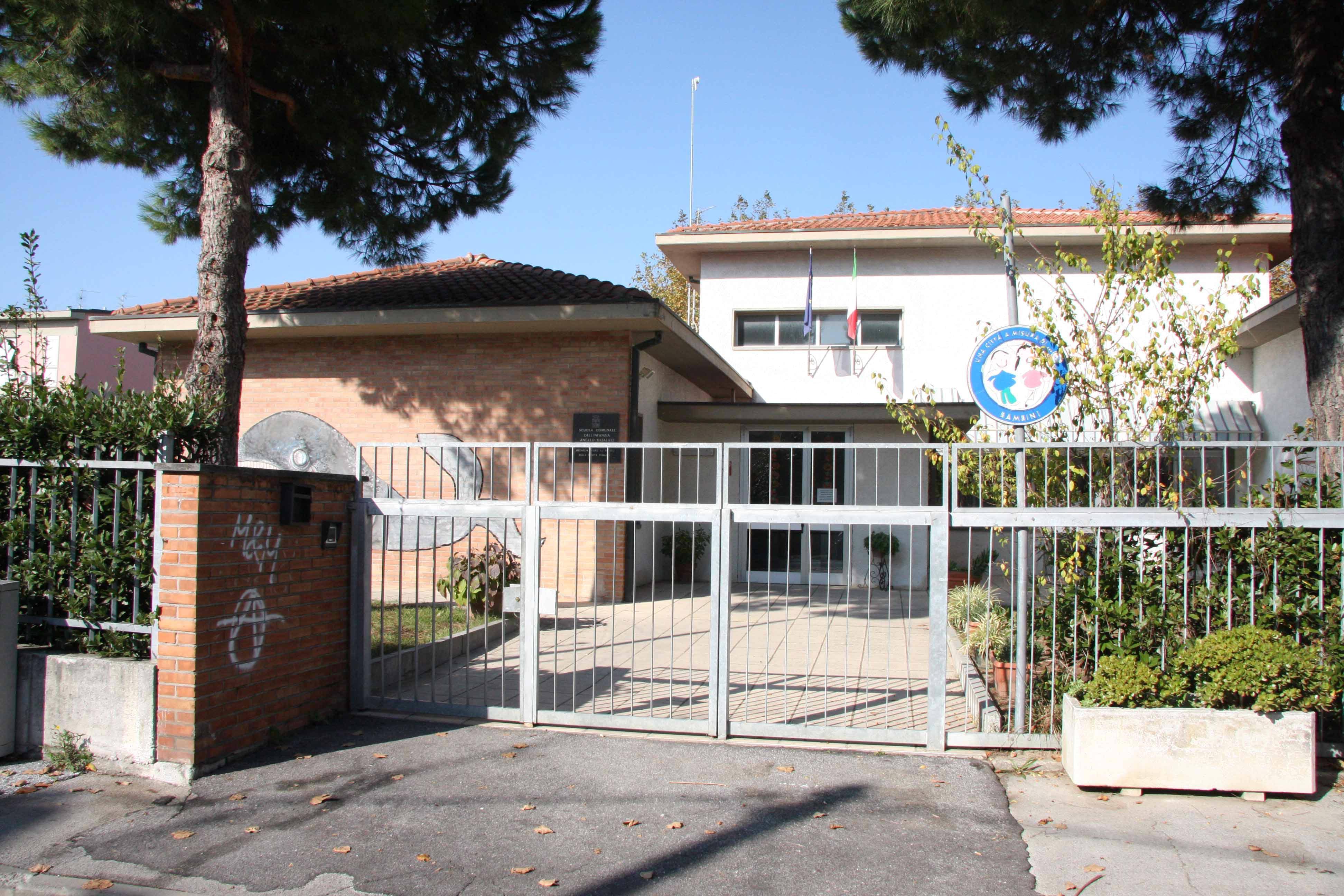 L'ingresso della scuola materna Basalari di Viareggio