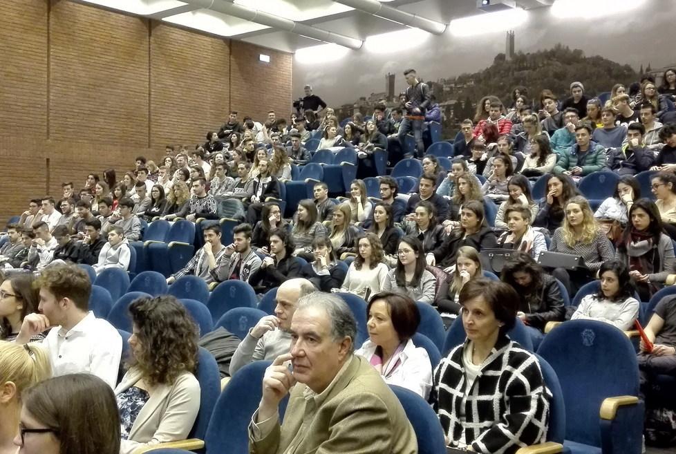 Donata la Costituzione ai diciottenni