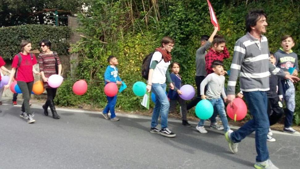 In marcia con tanto di palloncini per avere un centro doposcuola