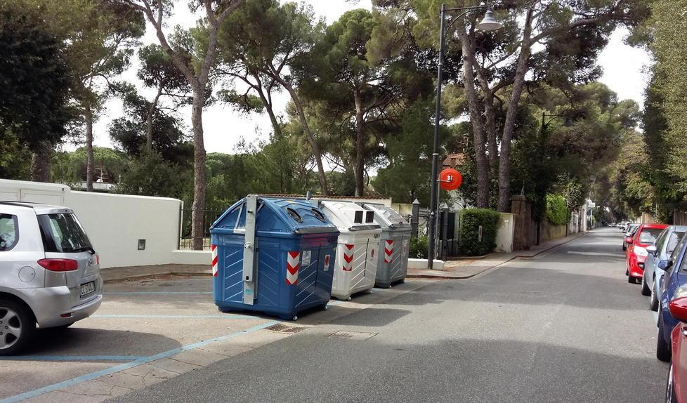 Cassonetti sui posti per le auto, scoppia la polemica 