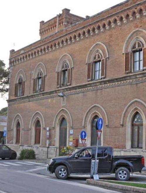 Minaccia due giovani alla stazione 