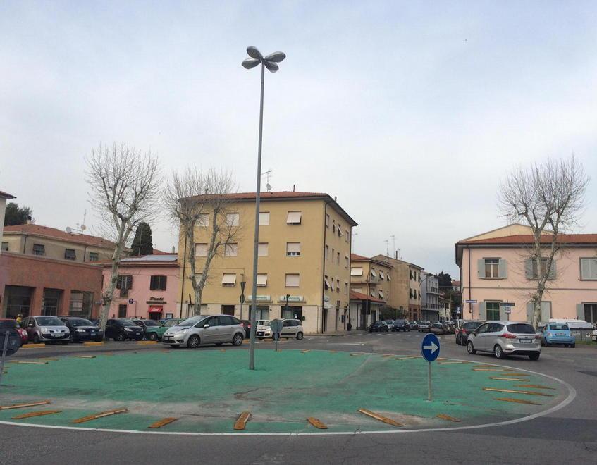 Zona trafficata ma piena di buche