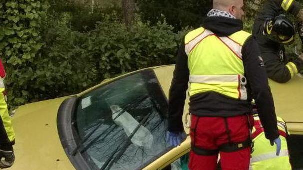 Finisce fuori strada, grave a 32 anni
