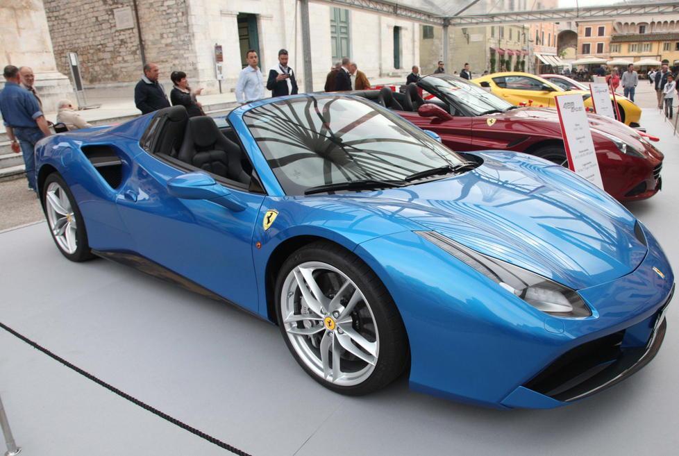 In piazza Duomo è Ferrari-mania