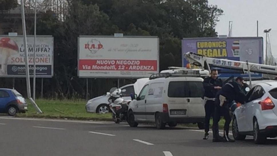 Si ribalta con l’auto, tre feriti lievi e un palo da ripagare
