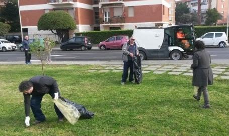 1800 chili di rifiuti raccolti per le strade