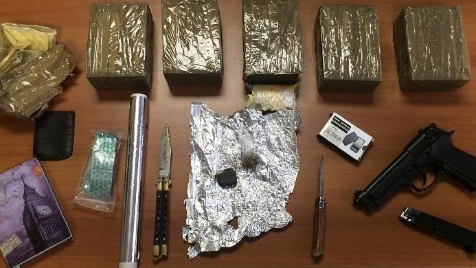 La droga nascosta sul tetto e nel seggiolino: 5 arresti