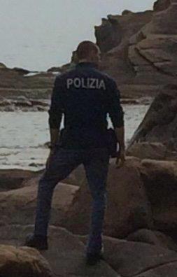 Bambino deturpa gli scogli di Calignaia con la bomboletta 