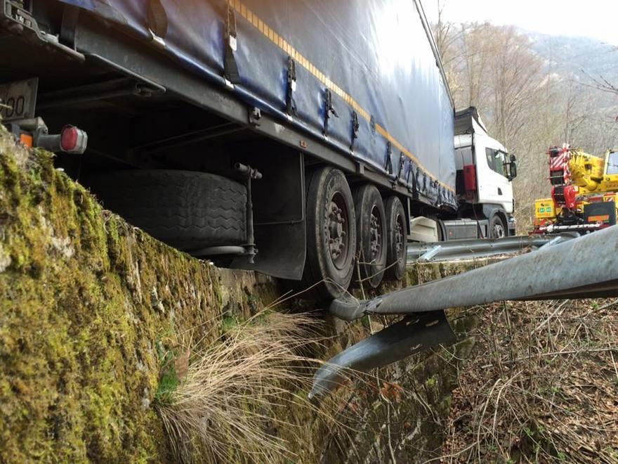 Ospitale, tir fuori strada e bloccato 