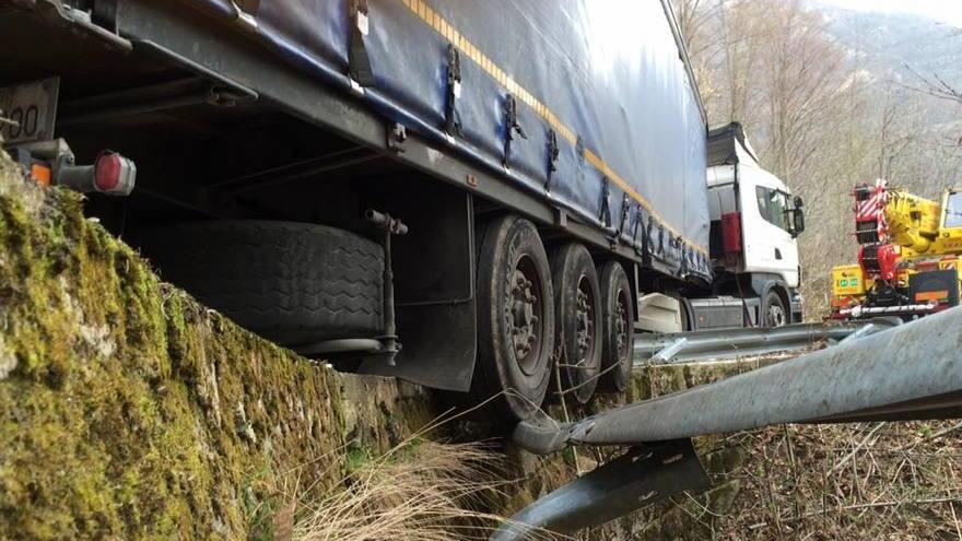 Ospitale, tir fuori strada e bloccato