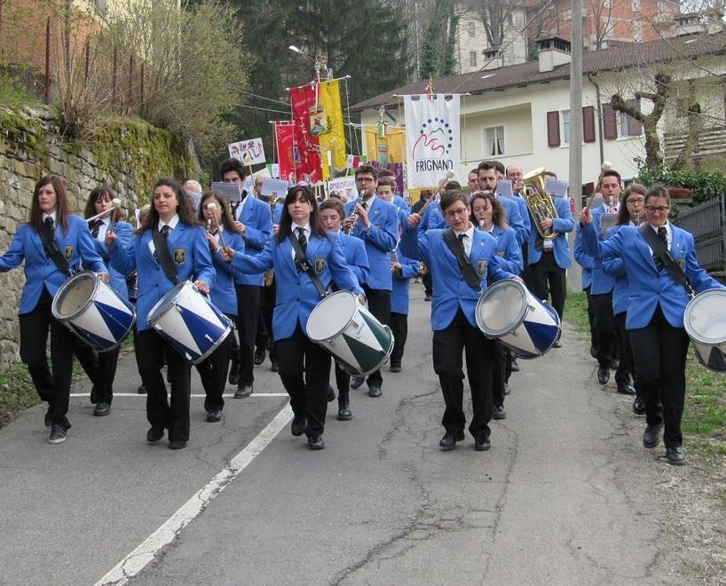 Una valanga di baby sciatori 