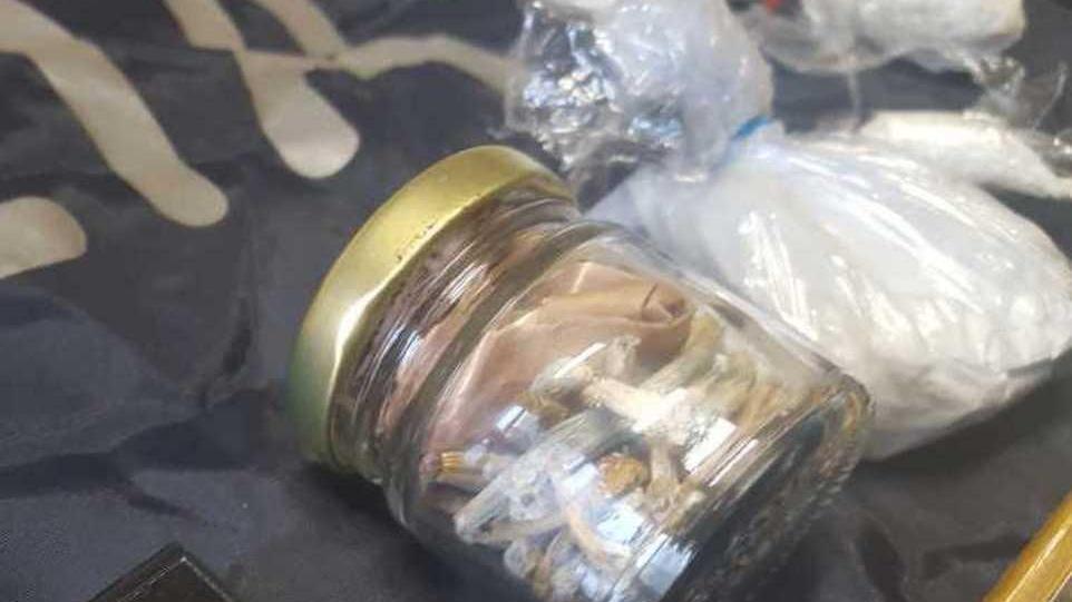 Spaccia cocaina e funghi allucinogeni