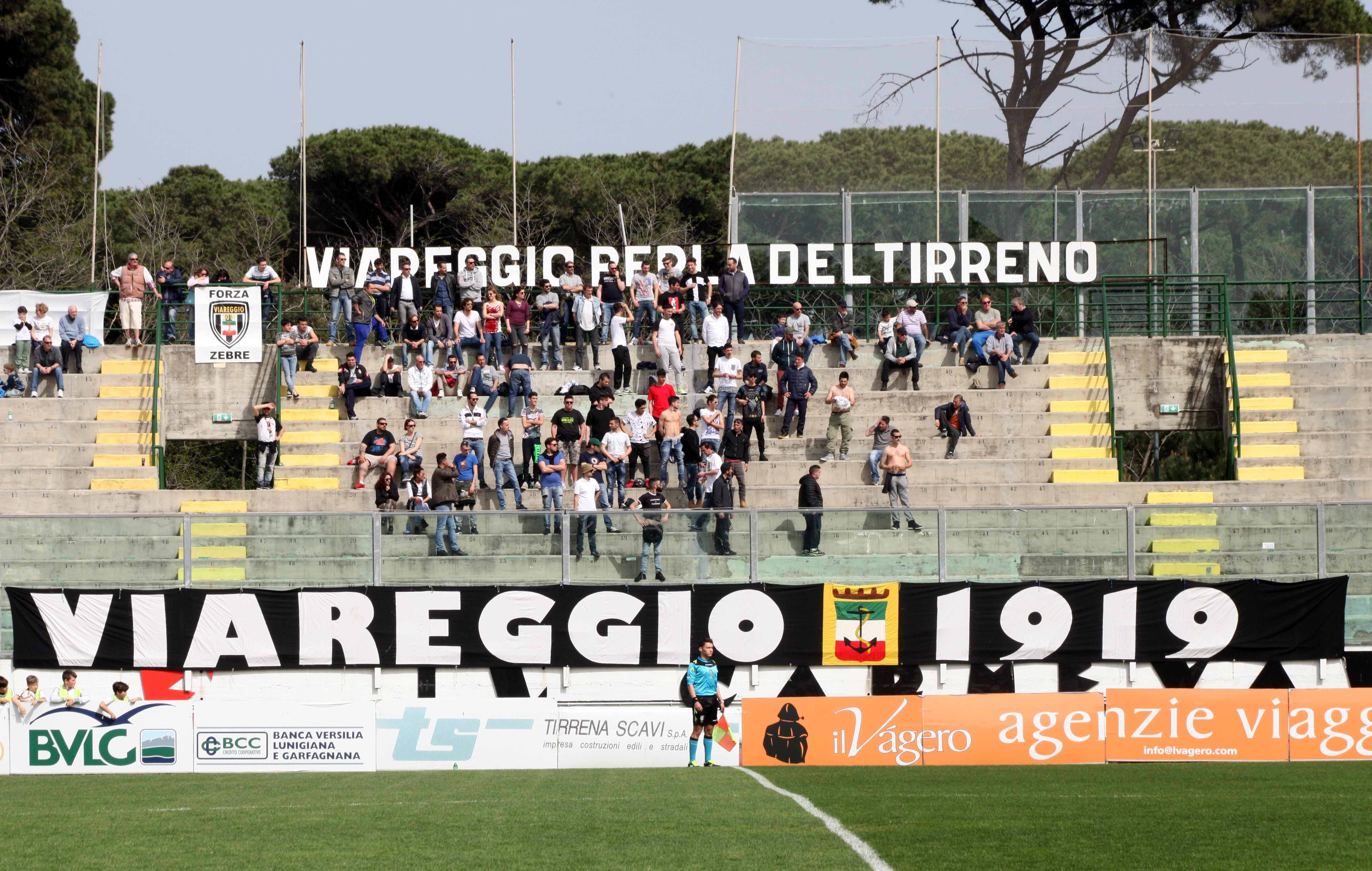 La tifoseria del Viareggio durante il derby con la Massese (foto Ciurca/Paglianti)