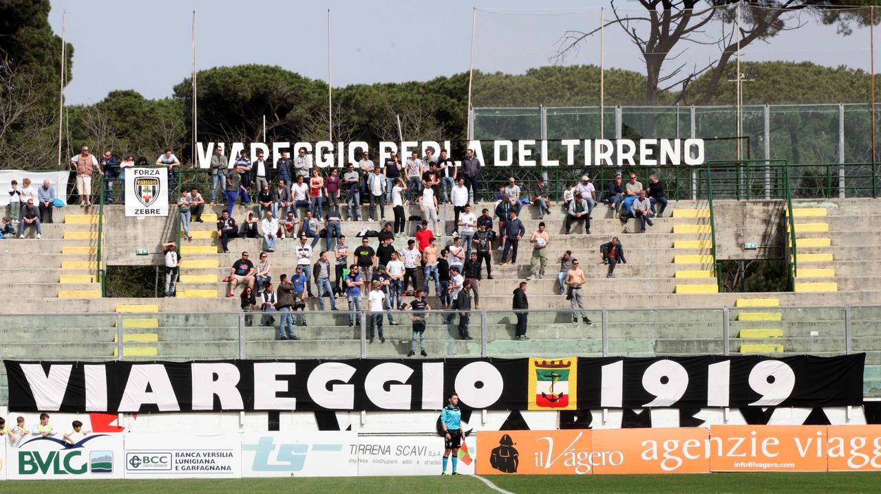 La tifoseria del Viareggio durante il derby con la Massese (foto Ciurca/Paglianti)