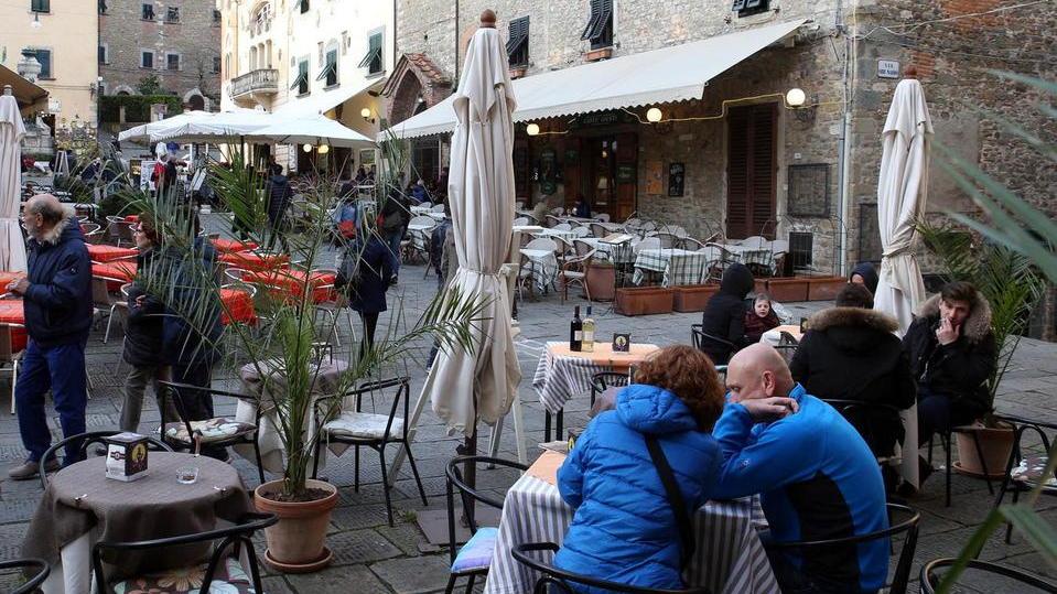 Turisti a Montecatini Alto nel giorno di Psquetta (Foto Nucci)