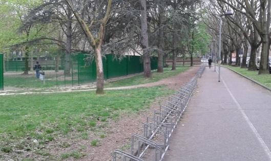 Donna minacciata e malmenata a Ferrara: «Un presidio sul luogo dell’aggressione» 