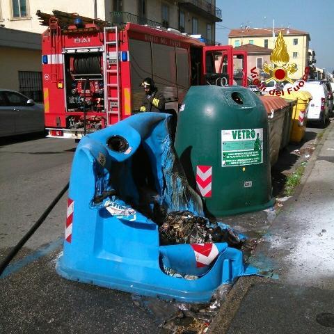 Campana della plastica incendiata in via Ammannati