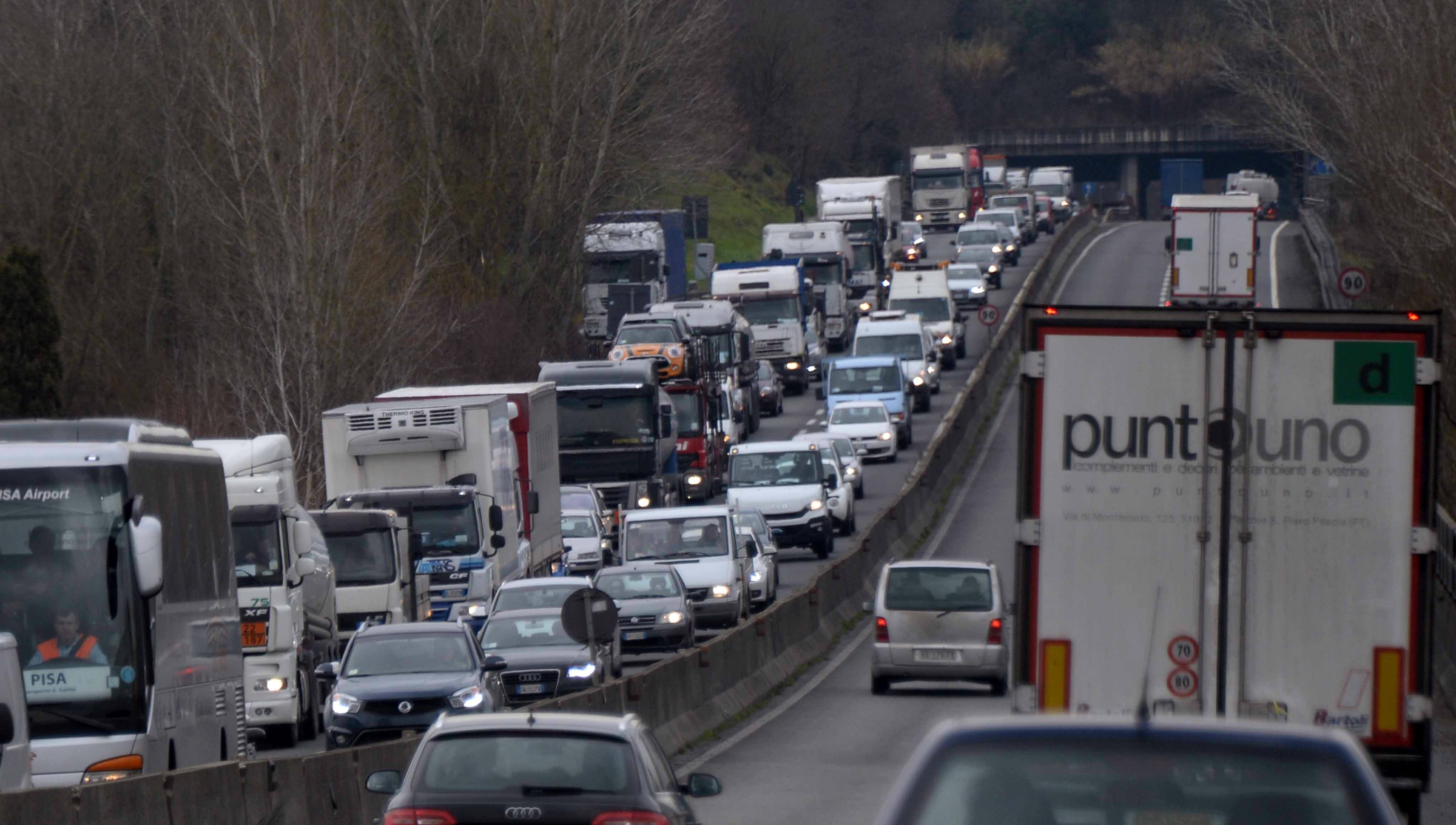 Cade dalla moto mentre percorre la Fi.Pi.Li, ricoverato a Cisanello 