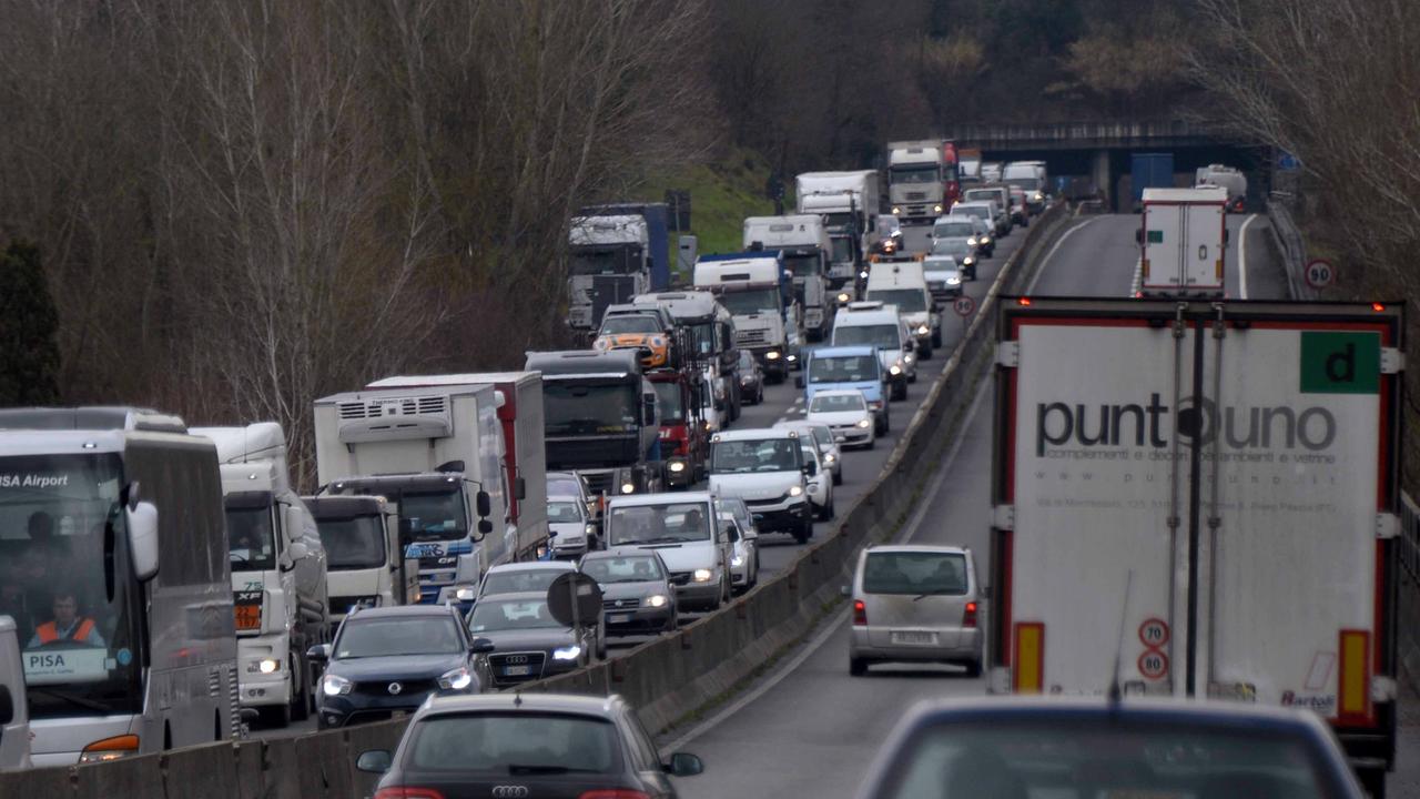 Cade dalla moto mentre percorre la Fi.Pi.Li, ricoverato a Cisanello