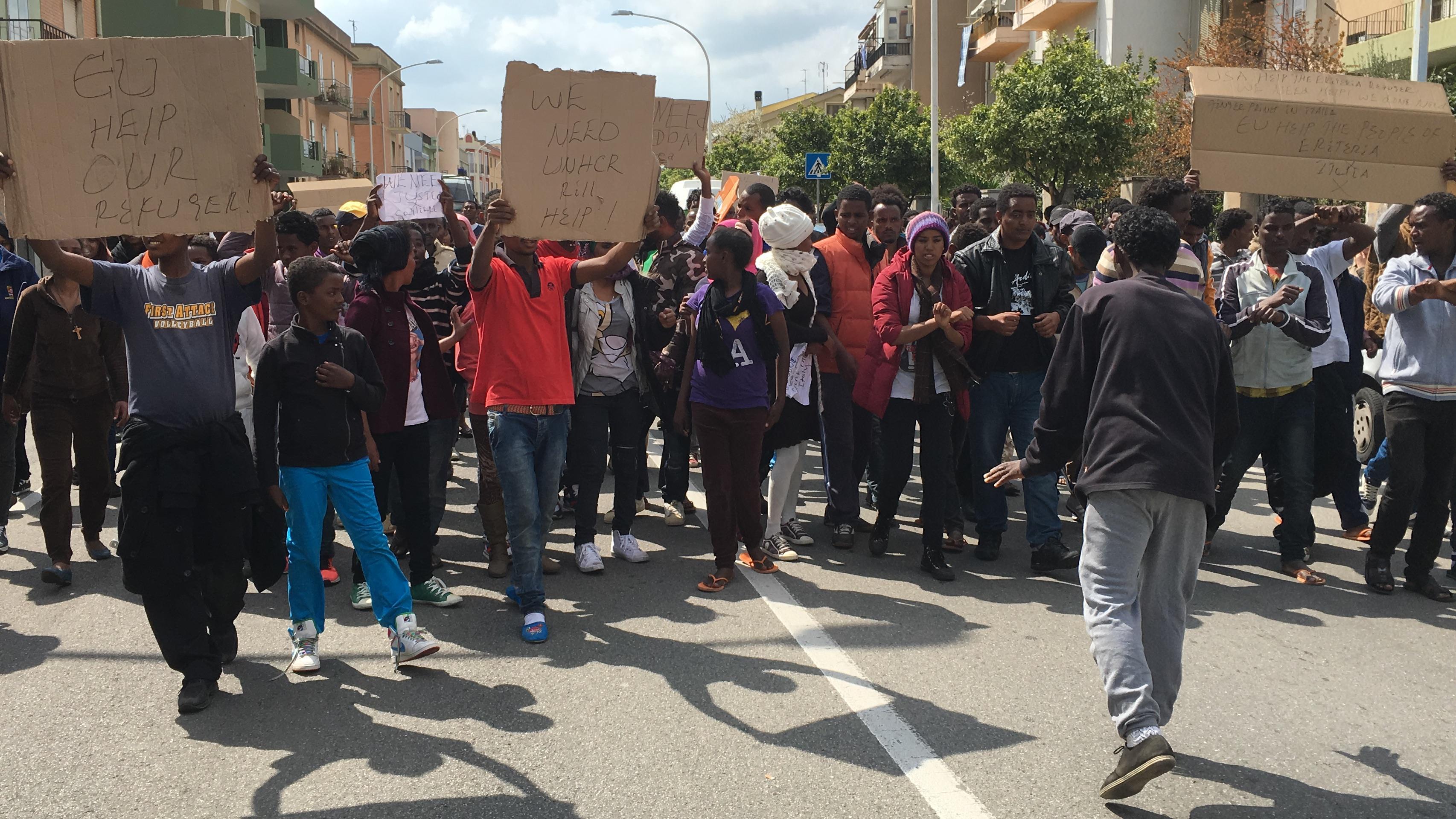 Cagliari, migranti di nuovo in corteo: vogliono lasciare la Sardegna