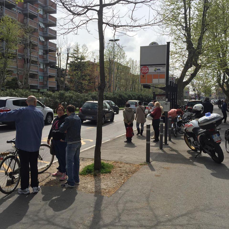 Folla su viale Alfieri, dove è successo l'investimento. Sul posto la moto dei vigili