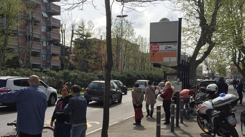 Folla su viale Alfieri, dove è successo l'investimento. Sul posto la moto dei vigili