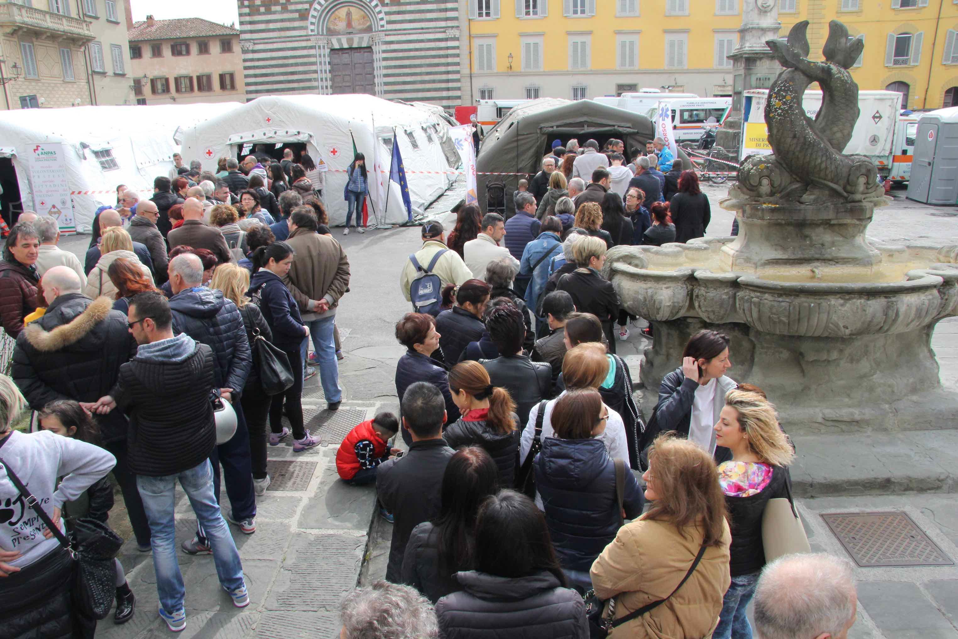 Le file in piazza San Francesco per il vaccino day
