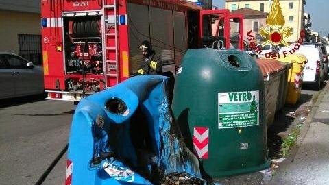 Il piromane sfida la città: più le indagini si fanno fitte, più entra in azione