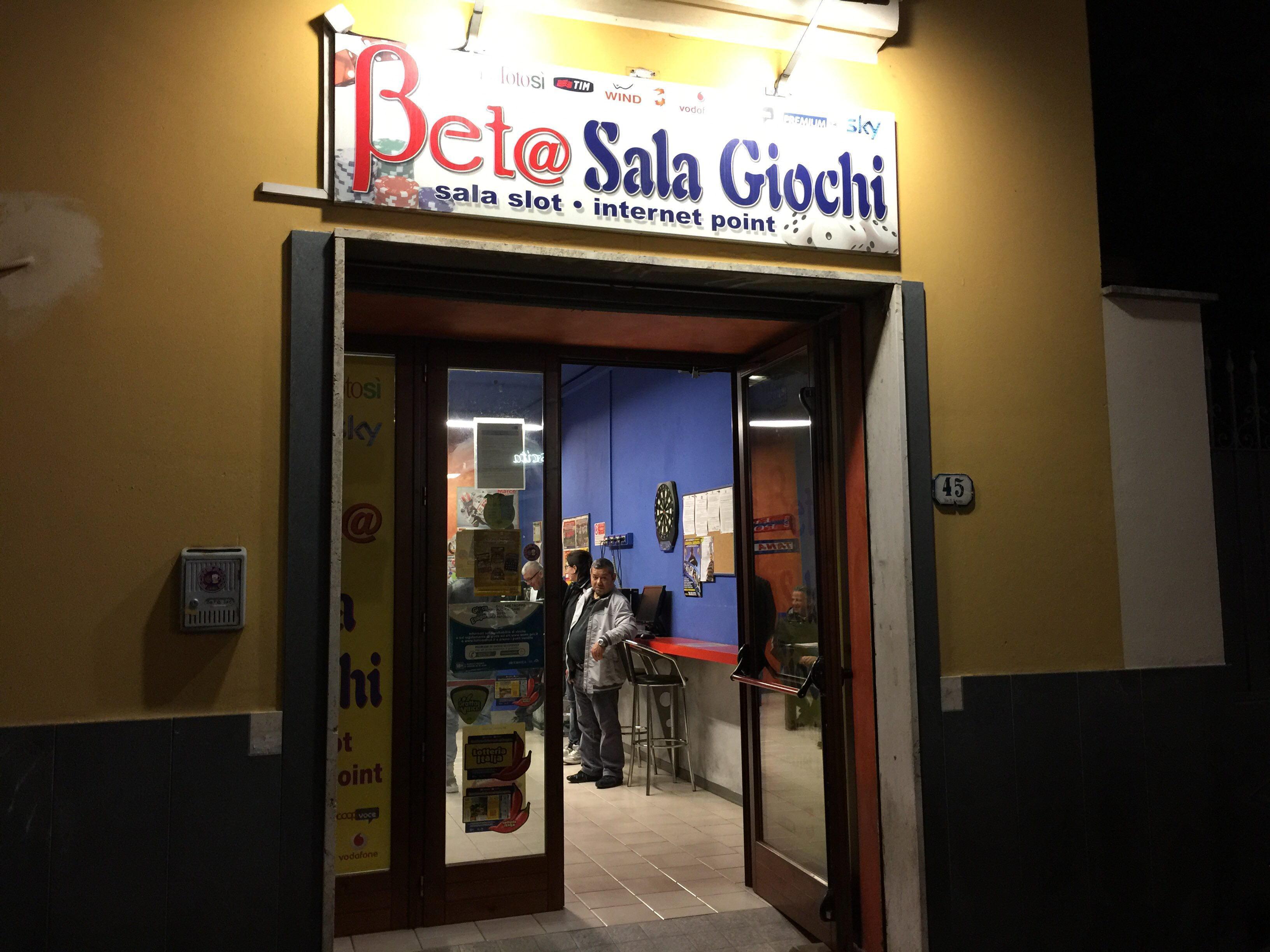 L'ingresso della sala giochi a Ponsacco