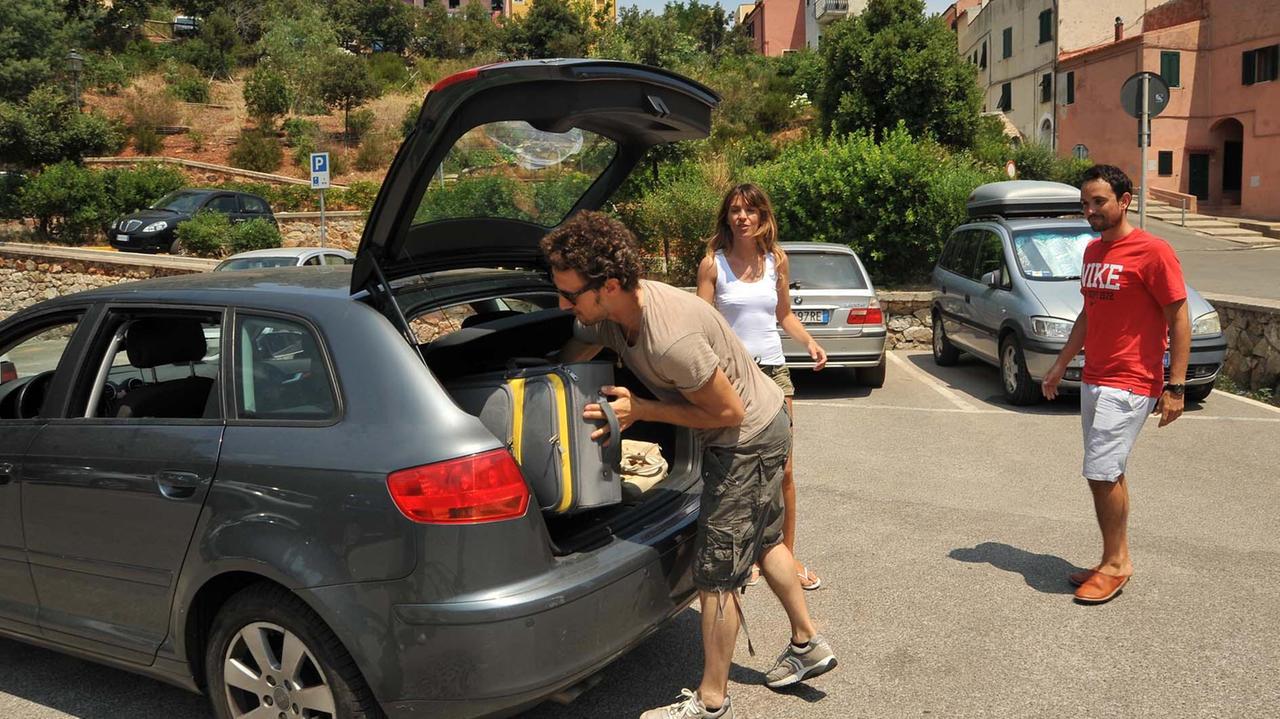 Studenti caricano il bagagliaio dell'auto (foto di archivio)