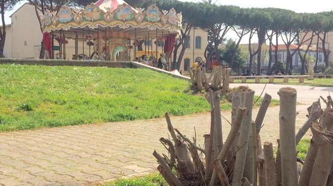 Le siringhe abbandonate a pochi metri dalla giostra