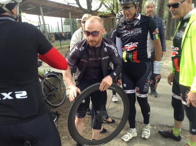 Yuri Chechi dopo l'incidente con la bicicletta