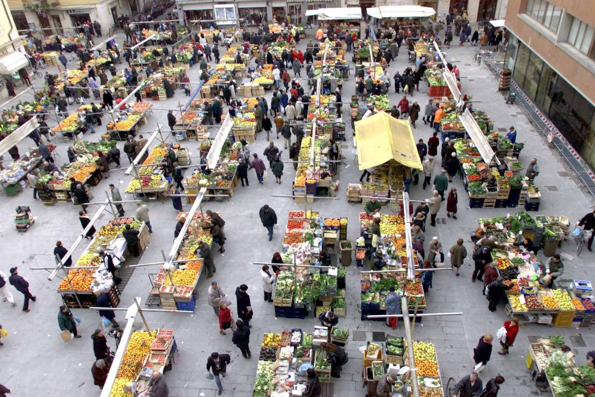 Il mercato di piazza Cavallotti visto dall'alto (Pentafoto)