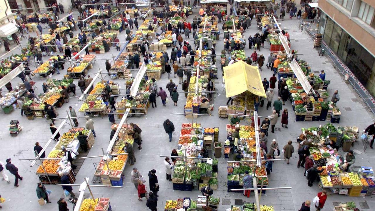 Il mercato di piazza Cavallotti visto dall'alto (Pentafoto)