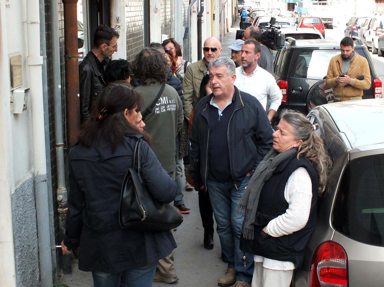 I familiari di alcuni dei pazienti morti in rianimazione (foto Pabar)
