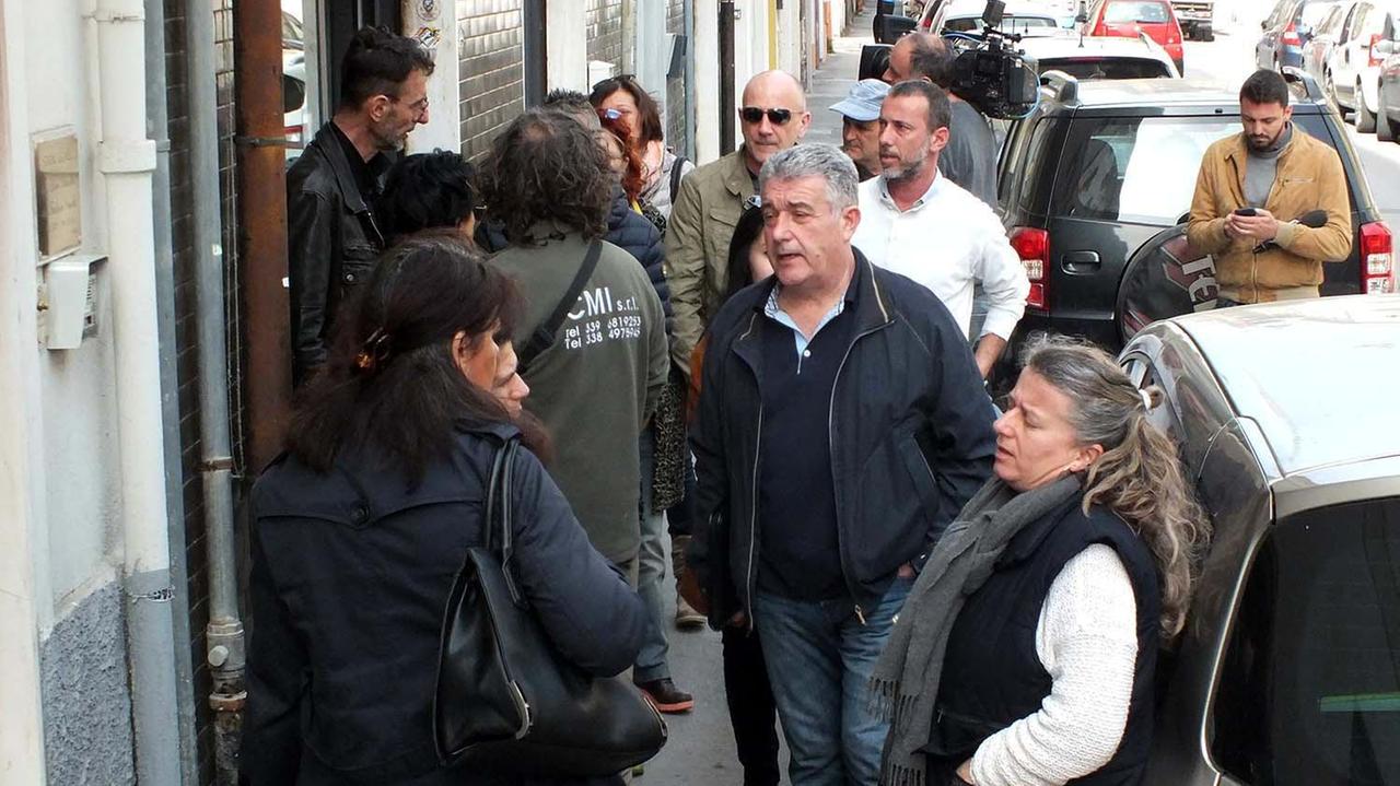 I familiari di alcuni dei pazienti morti in rianimazione (foto Pabar)