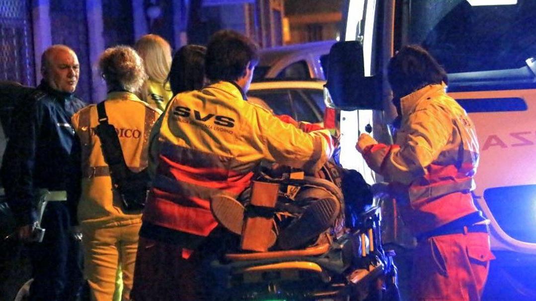 Le ambulanze Svs soccorrono i tre feriti nell'incidente in via Lopez (Marzi Pentafoto)